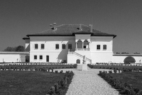 palatul-brancovenesc-potlogi-1