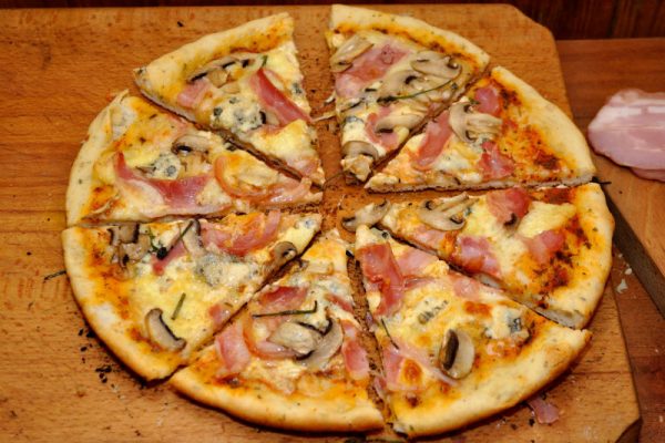 pizza de casă cu blat aromat Chef Hădean