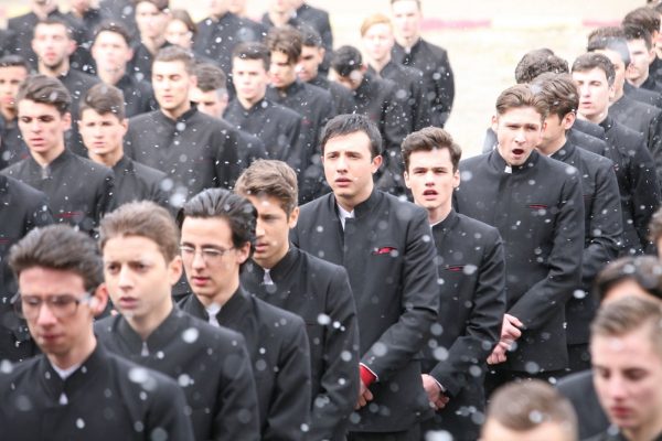 un-pas-in-urma-serafimilor-foto