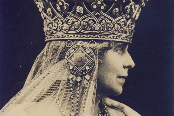 omagiu adus Reginei Maria