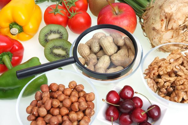 Obst, Gem∏se und N∏sse unter der Lupe - fruits, vegetables and nuts under magnifier