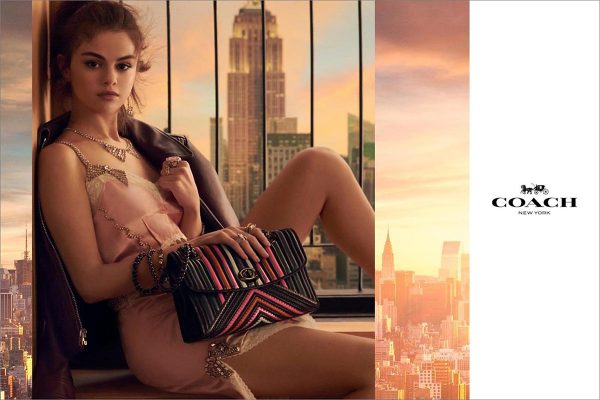 Selena Gomez pose pour la campagne Coach