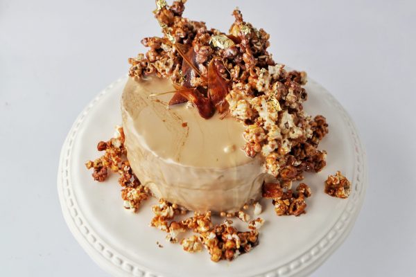 Caramel Corn- mousse de ciocolata alba cu caramel si popcorn caramelizat1