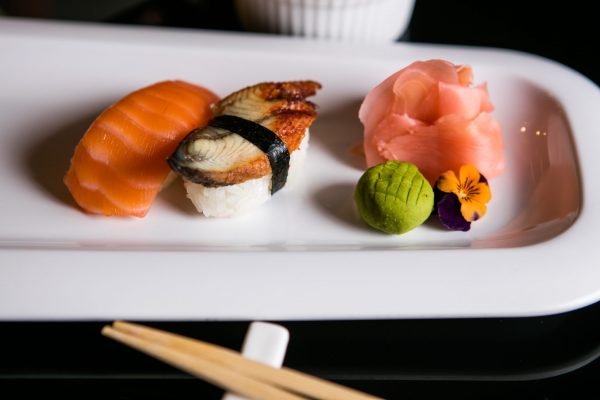 Sushi cu anghila si somon