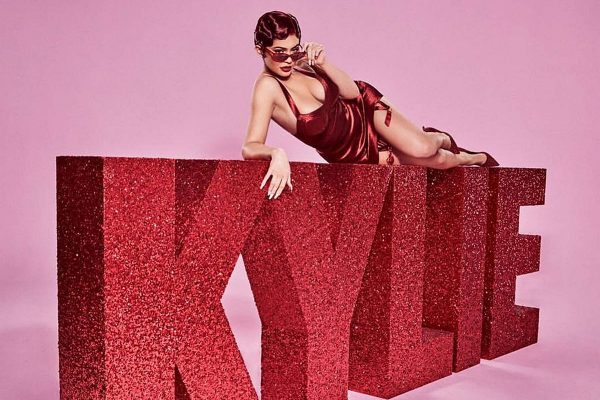 Kylie Jenner pose pour la campagne de Saint Valentin de sa marque de cosmÈtiques Kylie Cosmetics