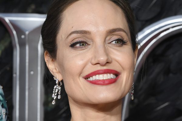 angelina jolie buze