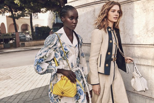 Les mannequins  Natalia Vodianova et Anok Yai posent pour la campagne Printemps Eté de Tory Burch.
