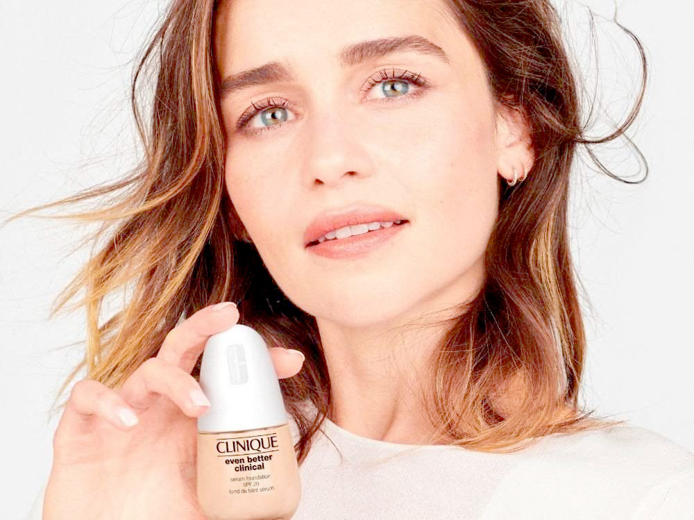 La star de Game of Thrones Emilia Clarke est la nouvelle ambassadrice de la marque de cosmétiques Clinique