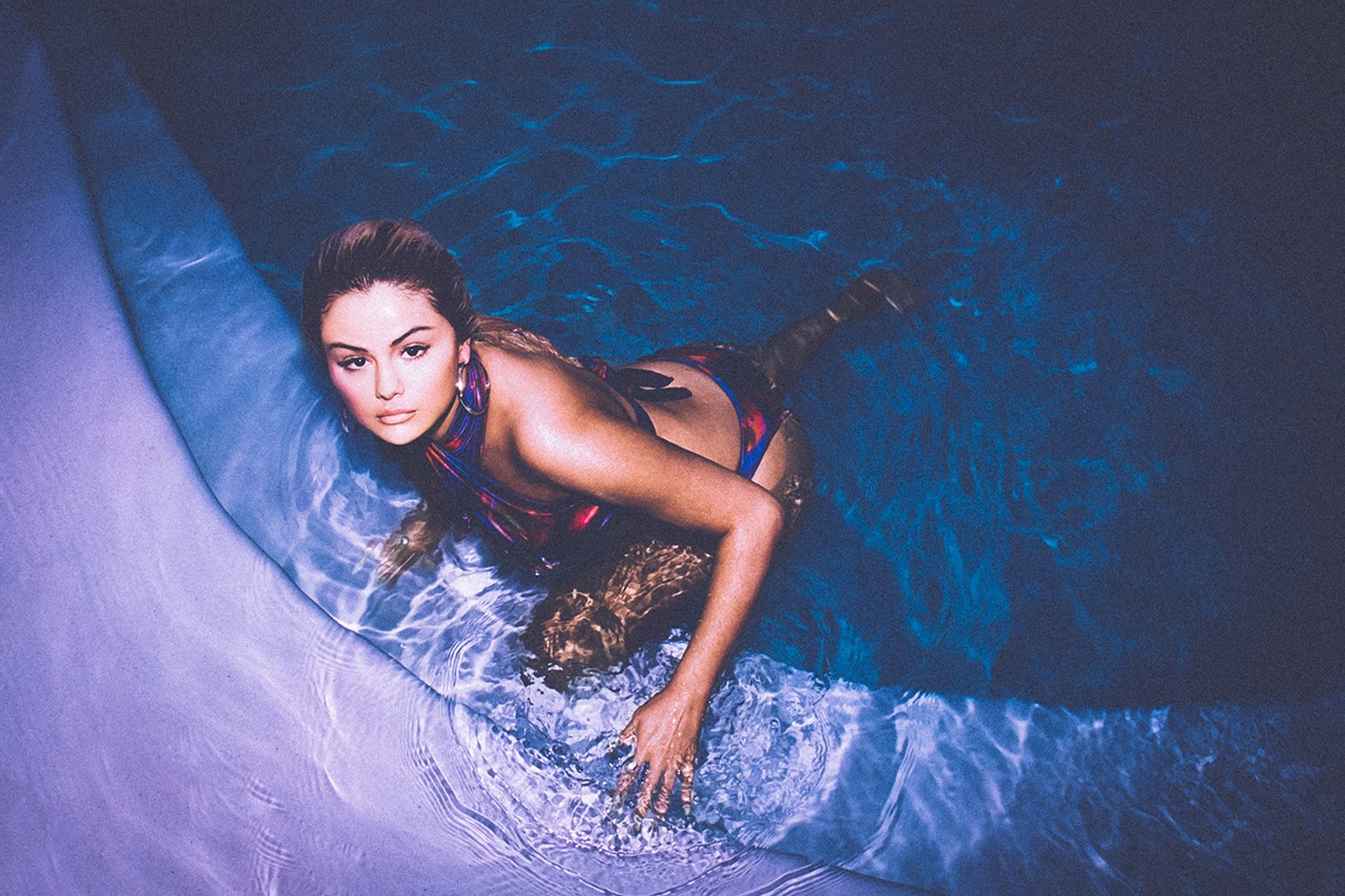 elena Gomez pose pour la campagne publicitaire de 
